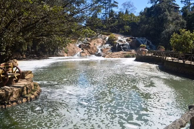 Vừa vào tới dòng thác đang nổi bọt trắng xóa vì ô nhiễm, họ đã không thể chịu được mùi hôi mạnh bốc lên từ dòng nước đen ngòm. Người nheo mặt, người dùng tay bịt mũi, cả đoàn lộ rõ sự thất vọng nặng nề. Họ ra hiệu cho nhau lặng lẽ đi ra ngoài, trả lại không gian cho tiếng nước róc rách và từng mảng bọt đang nổi trắng xóa.