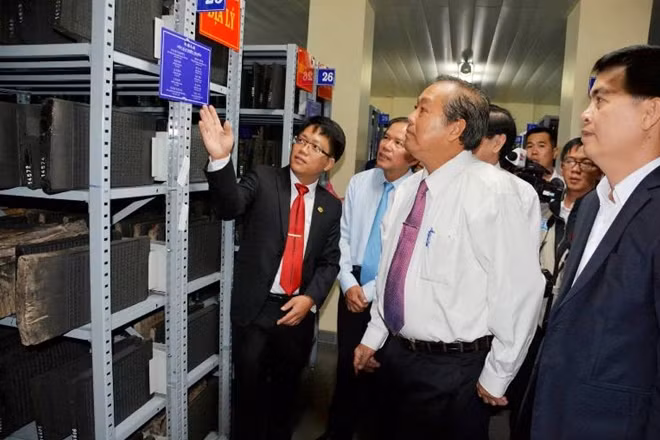 Phó Thủ tướng Thường trực Trương Hòa Bình trong lần thăm Trung tâm lưu trữ Quốc gia IV tại Đà Lạt vào tháng 6-2017, nơi đang lưu giữ Mộc bản triều Nguyễn