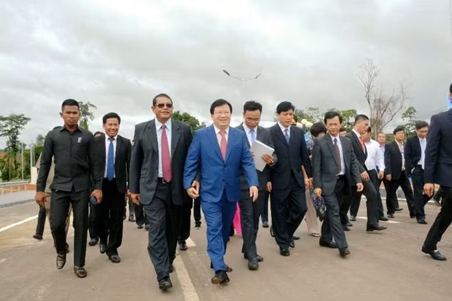 Phó Thủ tướng Trịnh Đình Dũng và Phó Thủ tướng Vương quốc Campuchia Ke Kim Yan đi thị sát đường bộ khu vực cửa khẩu Lệ Thanh