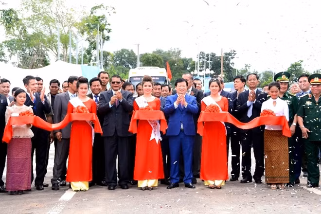 Phó Thủ tướng Trịnh Đình Dũng và Phó Thủ tướng Vương quốc Campuchia Ke Kim Yan cắt băng chính thức thông xe vận tải đường bộ tại cửa khẩu Lệ Thanh – Oyadev.