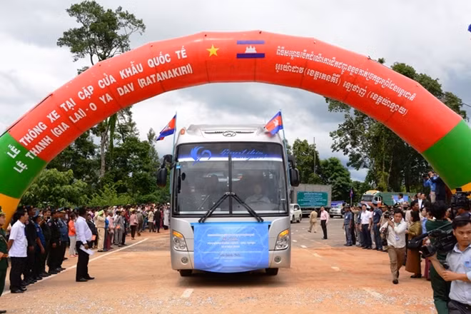 Thông xe thương mại đường bộ Việt Nam và Campuchia tại cửa khẩu Lệ Thanh -Oyadev