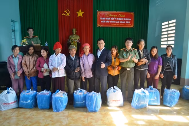 Thượng tá Phạm Khải cùng đại diện nhà tài trợ Vietinbank trao quà Tết cho đồng bào nghèo xã Cư Pơng.