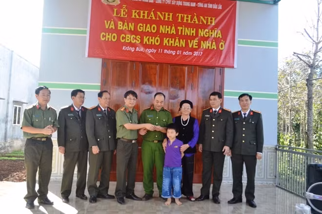 Thượng tá Phạm Khải cùng đại diện lãnh đạo Công an tỉnh Đắk Lắk trao chìa khóa căn nhà tình nghĩa cho gia đình Thiếu tá Mộng Sỹ Cần.
