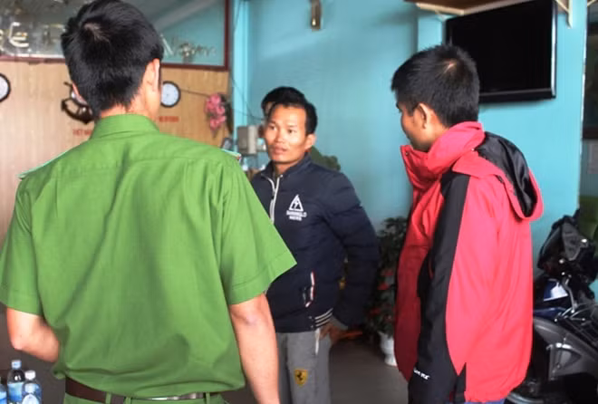 Công an TP Đà Lạt đang làm việc với một đối tượng trong nhóm của Lê Huy Hà để xác định hiện trường vụ hủy hoại tài sản