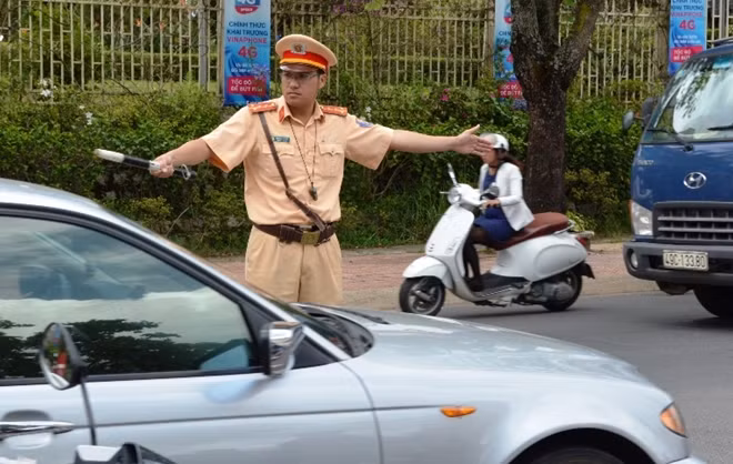 CSGT Công an TP Đà Lạt đang phân luồng giao thông