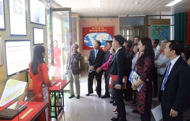 Các đại biểu tham quan tài liệu tại triển lãm