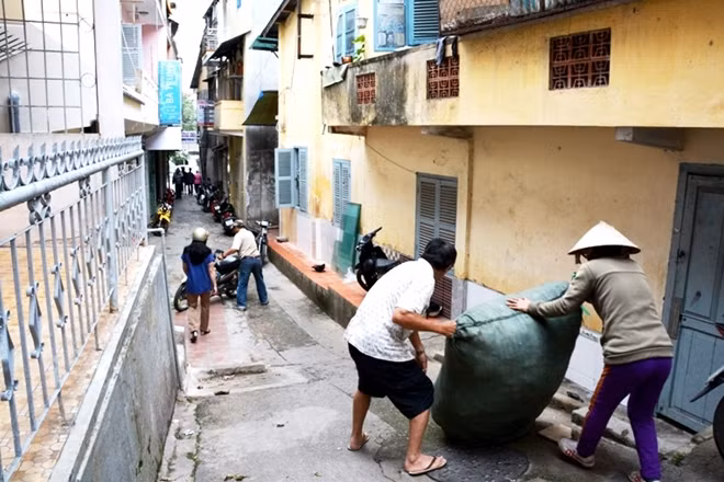 Nhiều gia đình di dời tài sản ra khỏi khu vực nguy hiểm trong sáng ngày 27-4