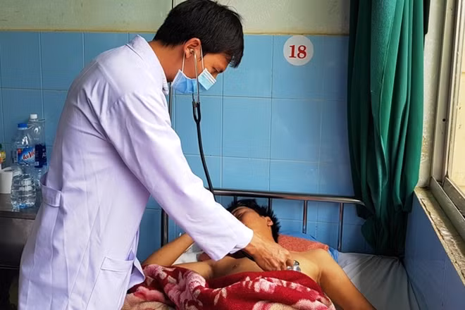 Nạn nhân Phạm Công H. tại Trung tâm y tế huyện Đức Trọng