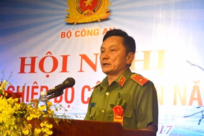 Thiếu tướng Nguyễn Quang Chữ phát biểu tại hội nghị