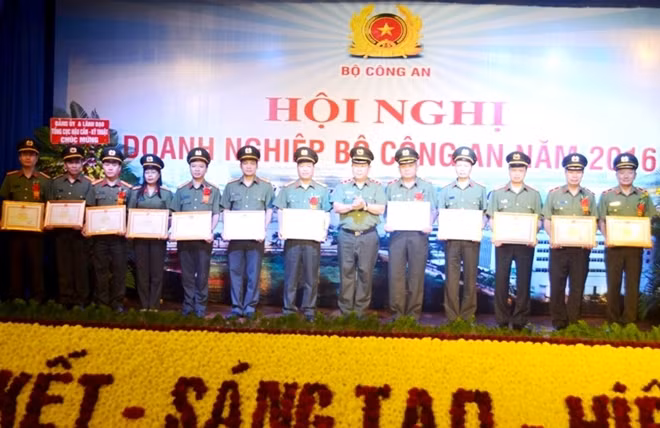 Thứ trưởng Bùi Văn Thành tặng Bằng khen của Bộ Công an cho các cá nhân, tập thể đạt thành tích xuất sắc