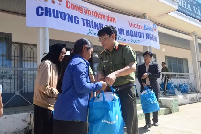 Người dân vui mừng nhận quà Tết do Báo CAND và nhà tài trợ trao tặng.