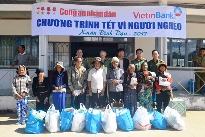 Thượng tá Phạm Khải, Phó Tổng Biên tập Báo CAND cùng đại diện Công an tỉnh Lâm Đồng và nhà tài trợ Vietinbank trao quà cho đồng bào nghèo các xã Đạ Tông, Đạ Long và Đạ Mrông, huyện Đam Rông.