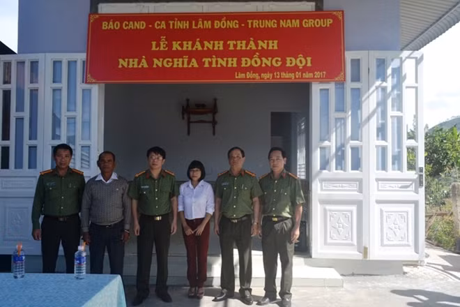 Thượng tá Phạm Khải cùng đại diện Công an tỉnh Lâm Đồng trao nhà tình nghĩa cho gia đình Trung úy Trần Quang Đức.