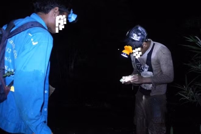 Trong câu chuyện giữa rừng với nhóm thợ săn đêm, tôi nhận ra sự hối lỗi của họ trong mỗi hành vi tận diệt muôn thú. Có lẽ, nếu cuộc sống của những người bạn tôi khấm khá hơn họ sẽ không phải thường xuyên vào rừng săn bẫy thú đêm.