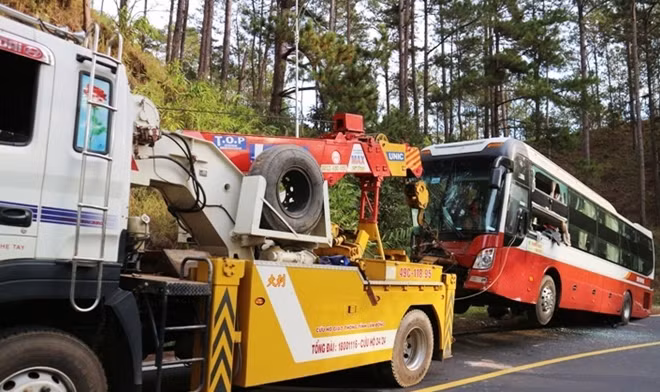 Lực lượng cứu hộ đưa chiếc xe gặp nạn ra khỏi hiện trường