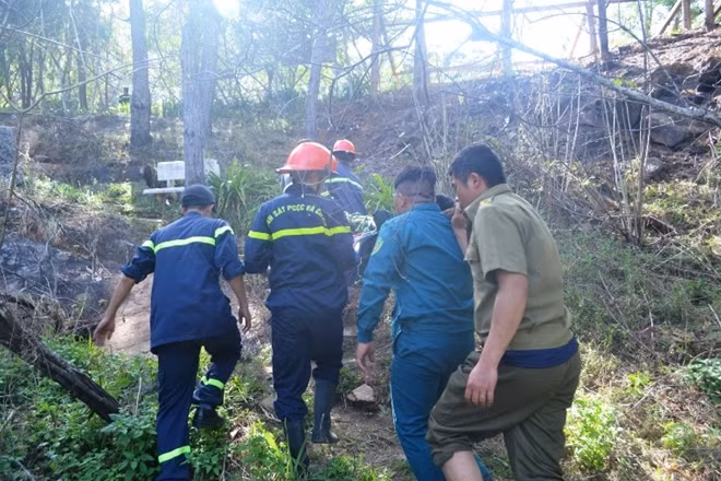 Thi thể nạn nhân Cwiakala Rafal được đưa ra khỏi hiện trường gặp nạn