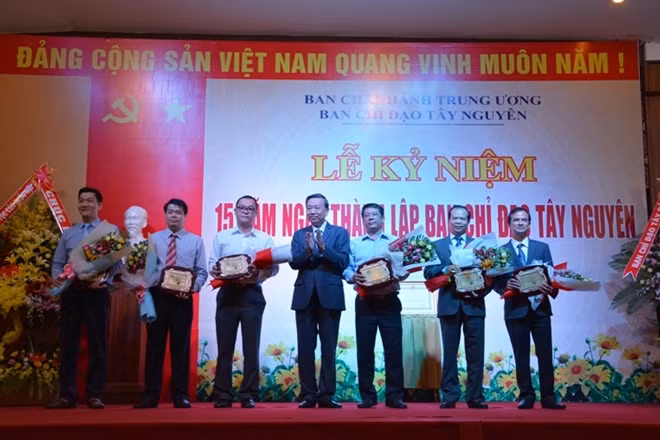 Nhiều tổ chức, cá nhân được vinh danh, khen thưởng