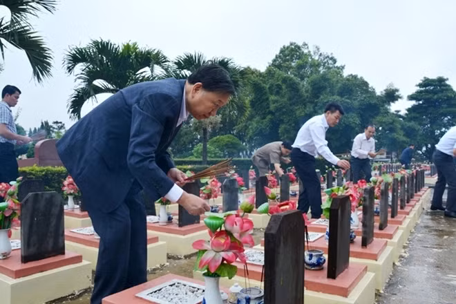 Thượng tướng Tô Lâm đã tới dâng hương tại nghĩa trang liệt sĩ tỉnh Gia Lai
