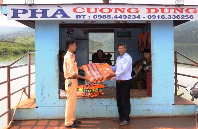 CSGT Công an huyện Lâm Hà tặng áo phao cho chủ đò