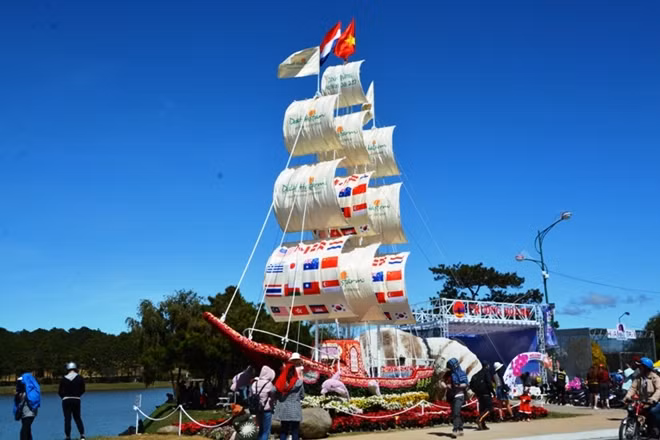 Tại quảng trường Lâm Viên, nơi sẽ diễn ra đêm khai mạc Festival hoa Đà Lạt và nhiều sự kiện có liên quan, Công ty Dalat Hasfarm cũng đã hoàn thành con thuyền hoa lớn kỷ lục, tương đương với kích cỡ của một con thuyền thật. Chiếc thuyền được kết thành từ hàng chục loại hoa cao cấp khác nhau.