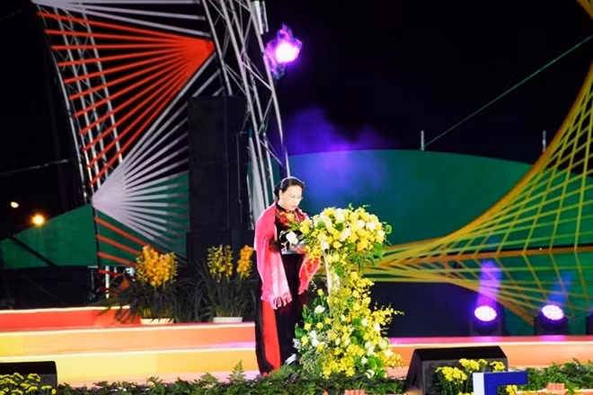 Đồng chí Nguyễn Thị Kim Ngân chúc mừng Festival hoa Đà Lạt