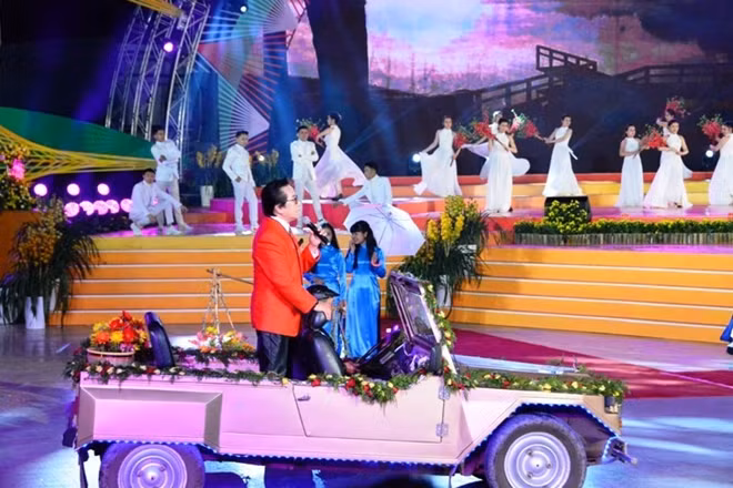 Ca sĩ Elvis Phương