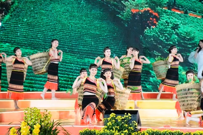 Tiếng gọi cao nguyên với điệu múa của dân tộc bản địa