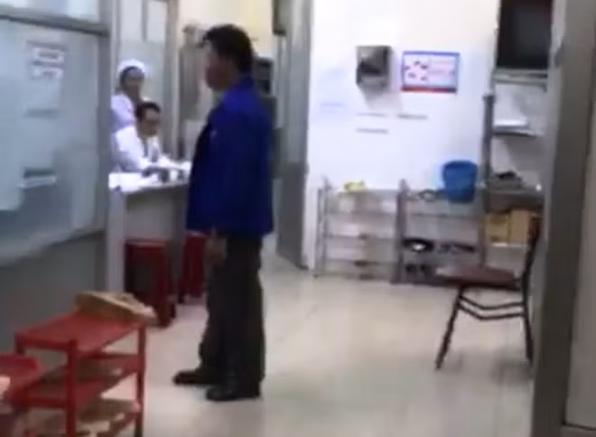 Người nhà phản ứng sau khi thai nhi tử vong lúc sinh