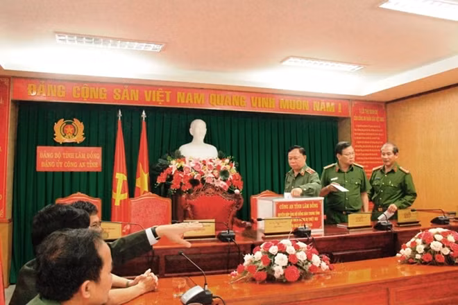 Công an tỉnh Lâm Đồng quyên góp ủng hộ đồng bào vùng bị thiệt hại do cơn bão số 12.