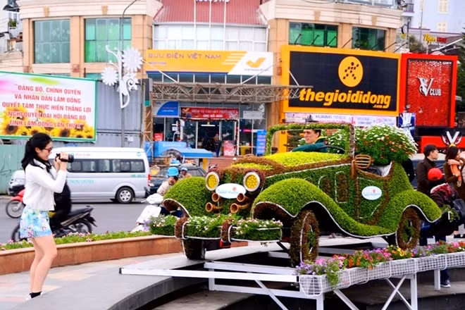 ... anh chụp rất nhiều hình bên những chiếc xe hoa.
