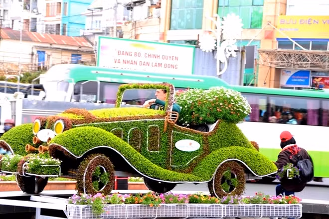 Chàng khách nước ngoài này có vẻ rất tâm đắc...