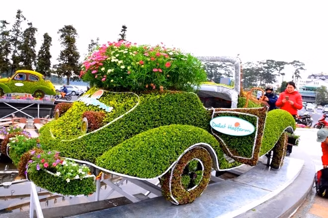 ... nhiều người trầm trồ thích thú bởi những chiếc xe này đều rất đẹp.