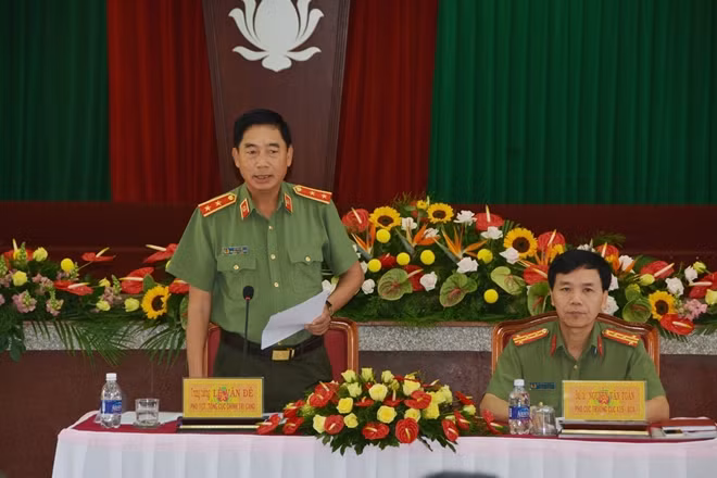 Trung tướng Lê Văn Đệ chủ trì hội nghị