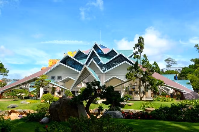 Bên trong “Vườn địa đàng” được trồng hơn 2.000 cây lá phong, 20.000 cây tùng bút; 500 cây anh đào…. Điểm du lịch này đã được trao kỷ lục “Khu du lịch có nhiều cây lá phong tự trồng lớn nhất Việt Nam” vào tháng 12-2016.