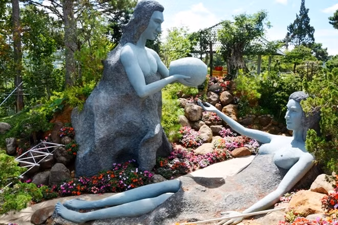 “Suối địa đàng” với tượng một cặp tình nhân, hình tượng Adam và Eva, đang tắm bên dòng suối.