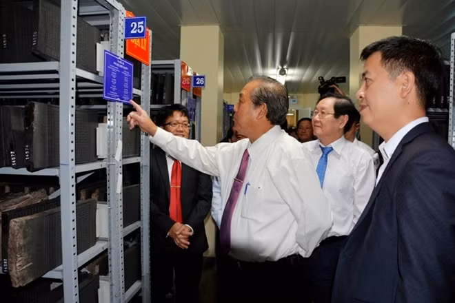 Phó Thủ tướng Trương Hòa Bình thăm kho lưu trữ mộc bản triều Nguyễn