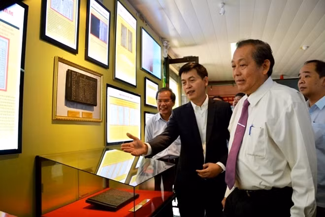 Phó Thủ tướng thăm khu trưng bày tư liệu khẳng định quần đảo Trường Sa, Hoàng Sa là của Việt Nam