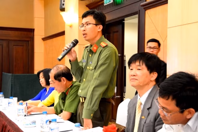 Đại diện Công an tỉnh Lâm Đồng trả lời các câu hỏi liên quan đến an ninh trật tự trong dịp Festival hoa Đà Lạt