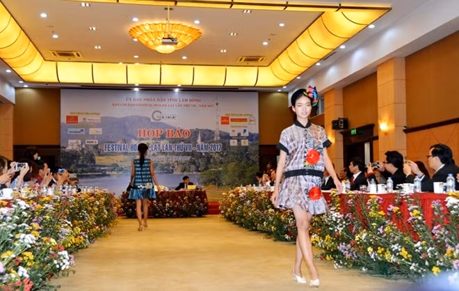 Ban tổ chức Festival hoa Đà Lạt năm 2017 họp báo và giới thiệu về tơ lụa Bảo Lộc.