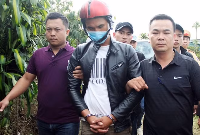 Đối tượng Nguyễn Thành Đức bị dẫn giải tới vị trí chôn xác phi tang