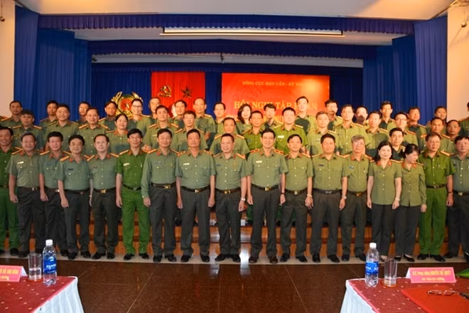 Các đại biểu tham dự hội nghị chụp hình lưu niệm