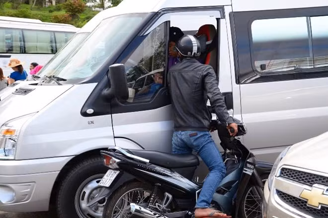 Một “cò đặc sản” đang mồi chài tài xế xe du lịch trước Vườn hoa Đà Lạt