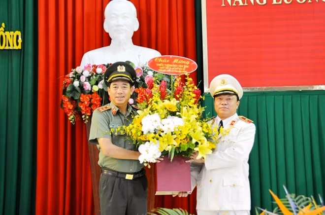 Trung tướng Lê Văn Đệ chúc mừng Thiếu tướng Bùi Văn Sơn