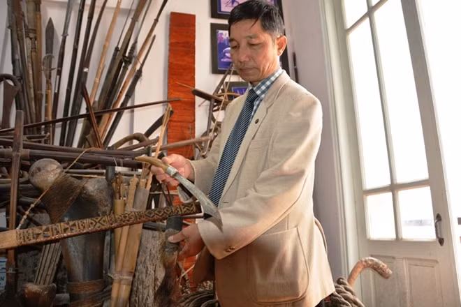 Con dao cúng của người K'ho mà phải mất nhiều năm đi lại Thượng tá Đặng Minh Tâm mới mua được