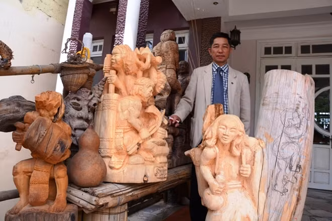 Vừa cùng một số giảng viên khoa lịch sử Trường ĐH Đà Lạt đi công tác tại huyện Lạc Dương trở về, Thượng tá Đặng Minh Tâm liền bắt tay vào việc phác họa bức tượng gỗ hình ảnh một trẻ nhỏ đang leo lên cầu thang, kề đó là tượng người phụ nữ người K’ho đang đi rẫy về.
