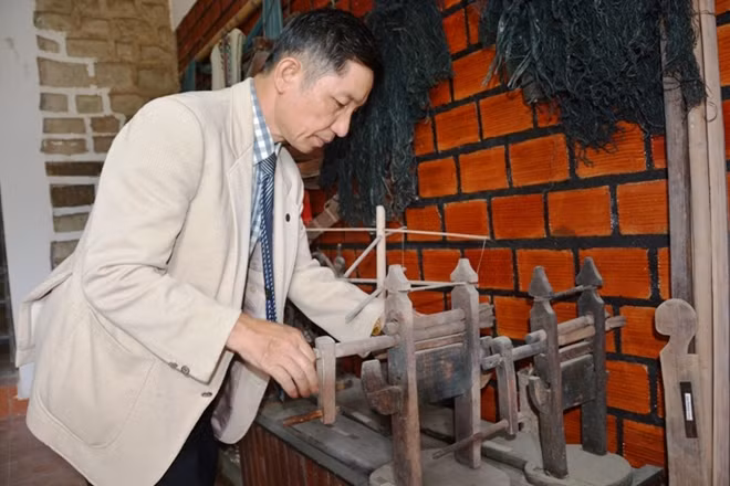 Khung cửi dệp thổ cẩm của bà con Tây Nguyên