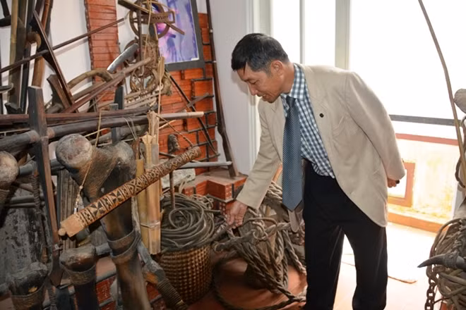Nhiều sợi dây dùng để trói voi, dụng cụ thuần hóa, dạy dỗ voi, các loại vũ khí thô sơ như cung, nỏ, dao… cũng được Thượng tá Đặng Minh Tâm cất công sưu tầm đưa về trưng bày, lưu giữ.
