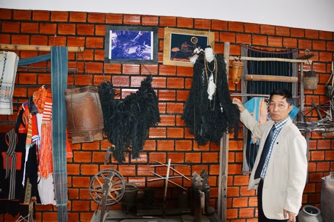 Một bộ quần áo cổ được làm bằng tre được anh Tâm sưu tầm