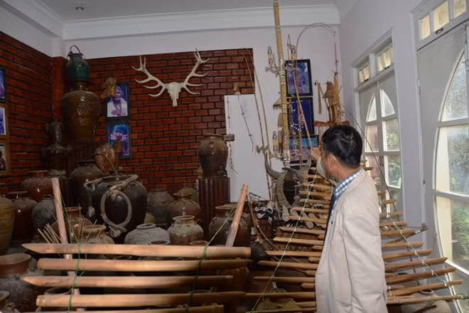 Trong bộ sưu tập về ché cổ, Thượng tá Đặng Minh Tâm có cả chiếc ché thế mạng của người Bana được chế tác từ thế kỷ 13, lúc bấy giờ giá trị chiếc ché tương đương khoảng 15 con trâu, được anh xếp vào hạng quý hiếm nhất trong các loại ché cổ của đồng bào các dân tộc Tây Nguyên.