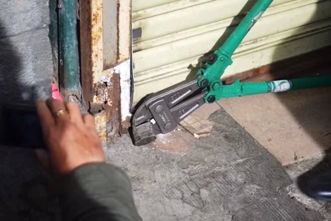 Lực lượng chức năng cắt khóa cưỡng chế tháo dỡ công trình cơi nới, lần chiếm